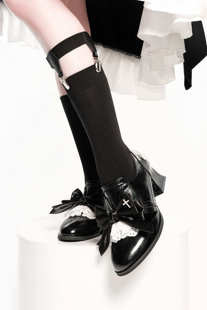 [Reservierungsschluss 25. Juli] Schwarze/dunkel-schwarze Wildleder-Schuhe im Dark-Gothic-Stil mit Kreuzmotiv, Schleife und Spitze