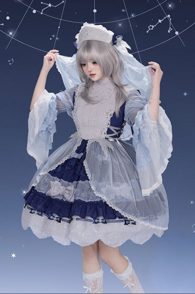 [Vorbestellschluss: 9.23] Klassisches Lolita-Kleid in Hellblau/Dunkelblau mit Himmelsstern-Stickerei, Glockenärmeln, Tülllagen und Schleife