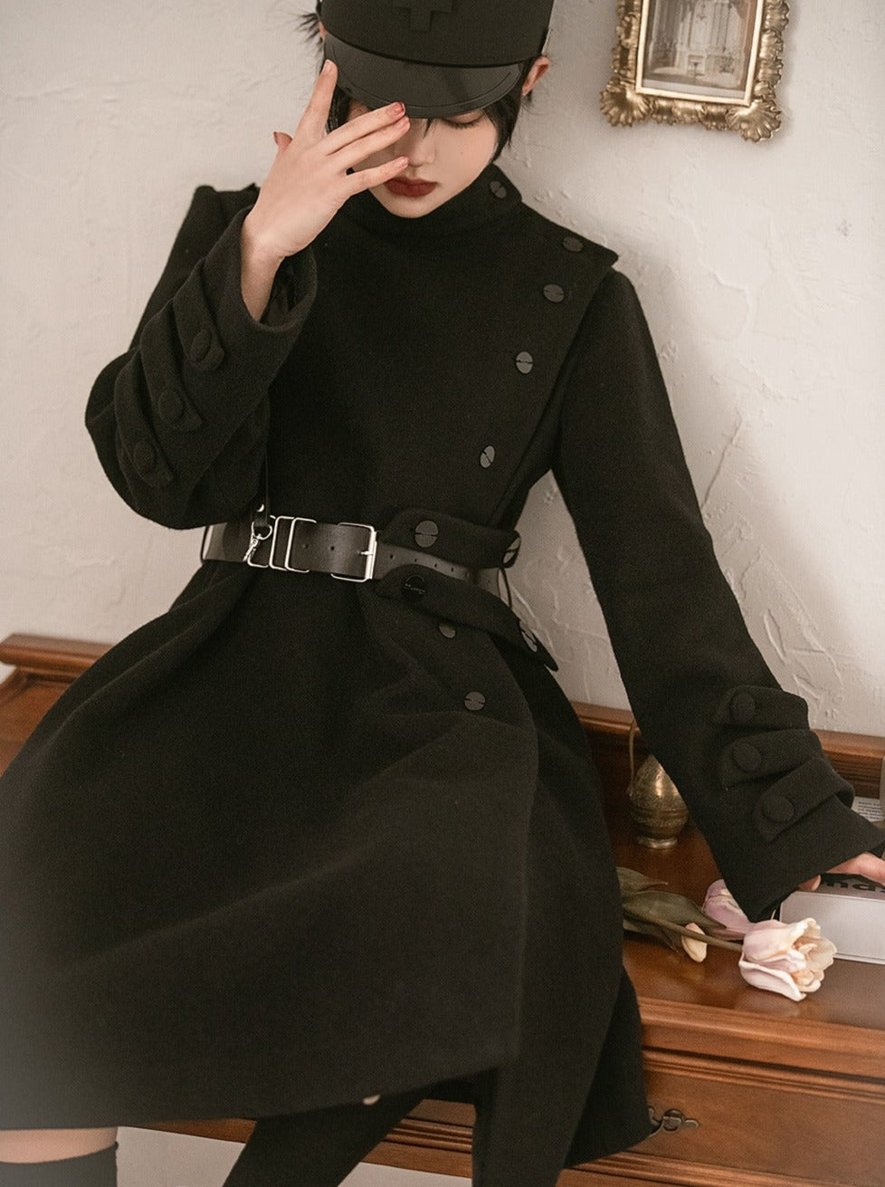 深黑色中长款羊毛大衣 + 腰带 [保留产品]。