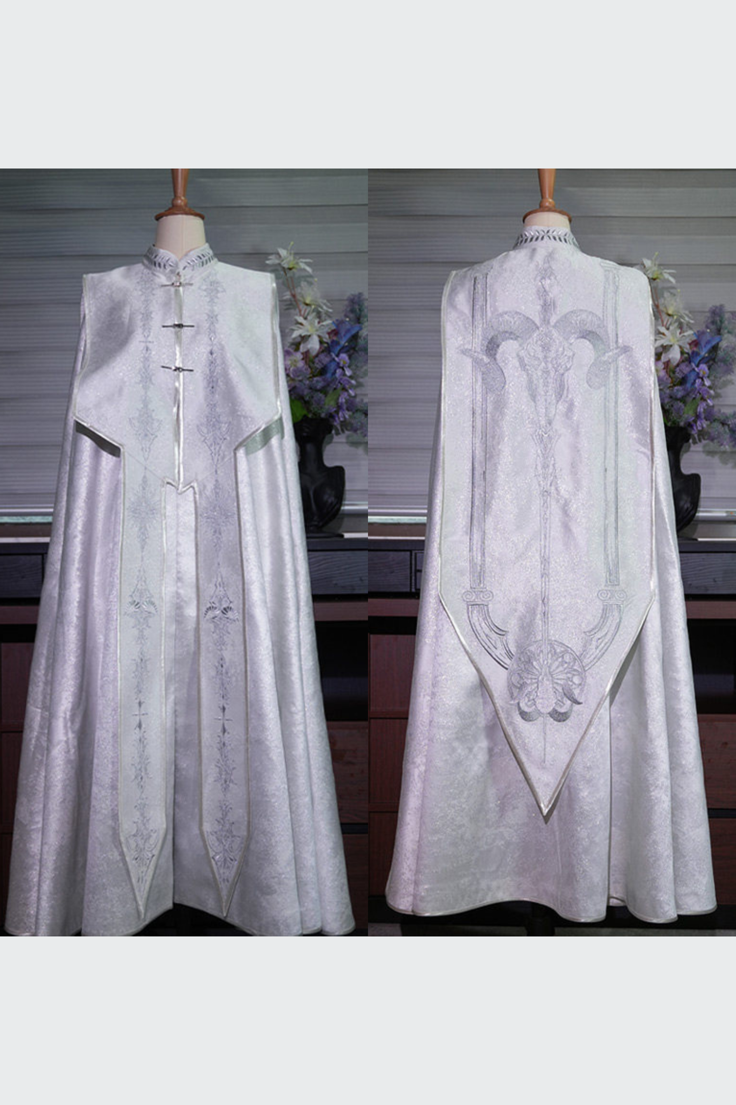 [Reservierungsschluss 13. September] Silber-weißer Gothic-Prinzen-Cape-Mantel mit royaler Stickerei