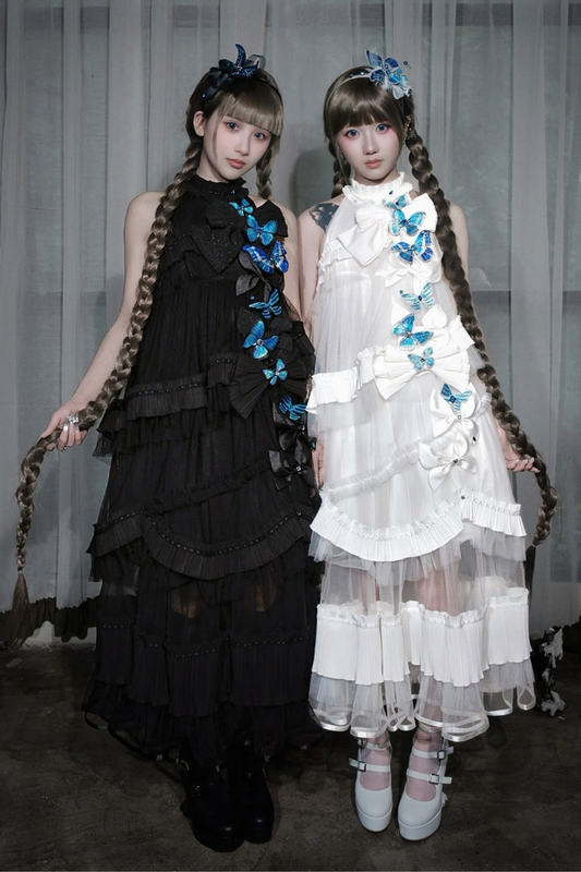 [Reservierungsschluss 14. Oktober] Schwarz-weißes Gothic-Lolita-Neckholder-Kleid mit blauem Schmetterlingsschleifen-, Tüllrüschen- und Lagen-Design