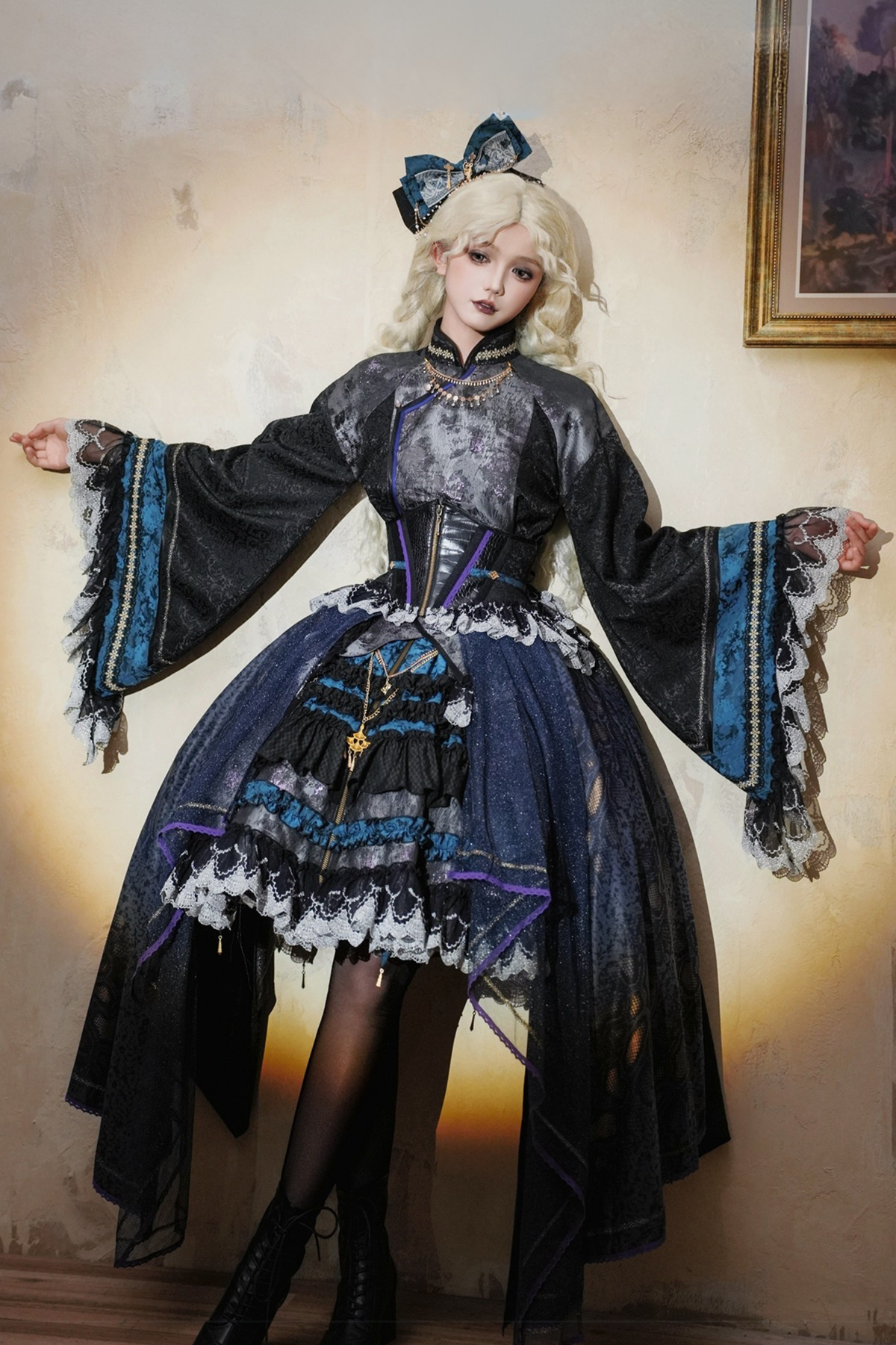 [Reservierungsschluss: 9. Monat, 27. Tag] Schwarz x Blau / Schwarz x Lila asymmetrisches China-Lolita-Gothic-Top aus Spitze mit Glockenärmeln (mit Kettenaccessoire)