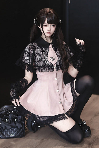 [Reservierungsschluss 15. Juli] Schwarz-rosa gestreiftes Kleid mit Spitzenumhang und Krawatte + kurze Hose + Spitzen-Armstulpen