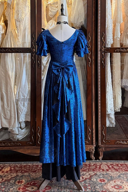 [Date limite de précommande: 105] Robe empire gothique élégante à volants cascade rouge/bleu [courte/longue] + ensemble robe complet (châle, broche papillon, chaîne de taille, traîne à nœud au dos)