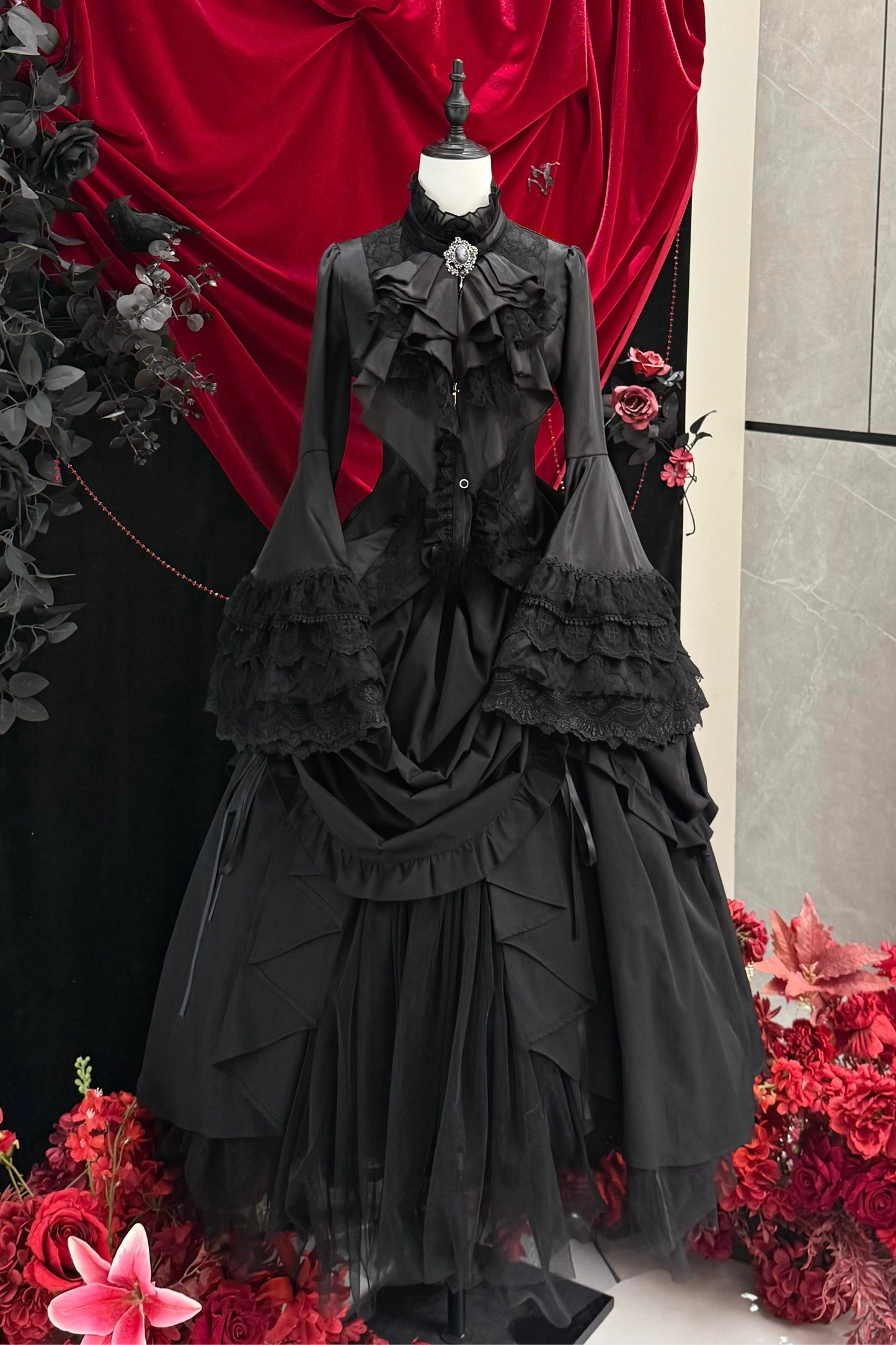 [2월 22일 예약 마감] 고딕 로리타 블랙 크로스 디테일 플레어 슬리브 롱 코트 + 헤드드레스