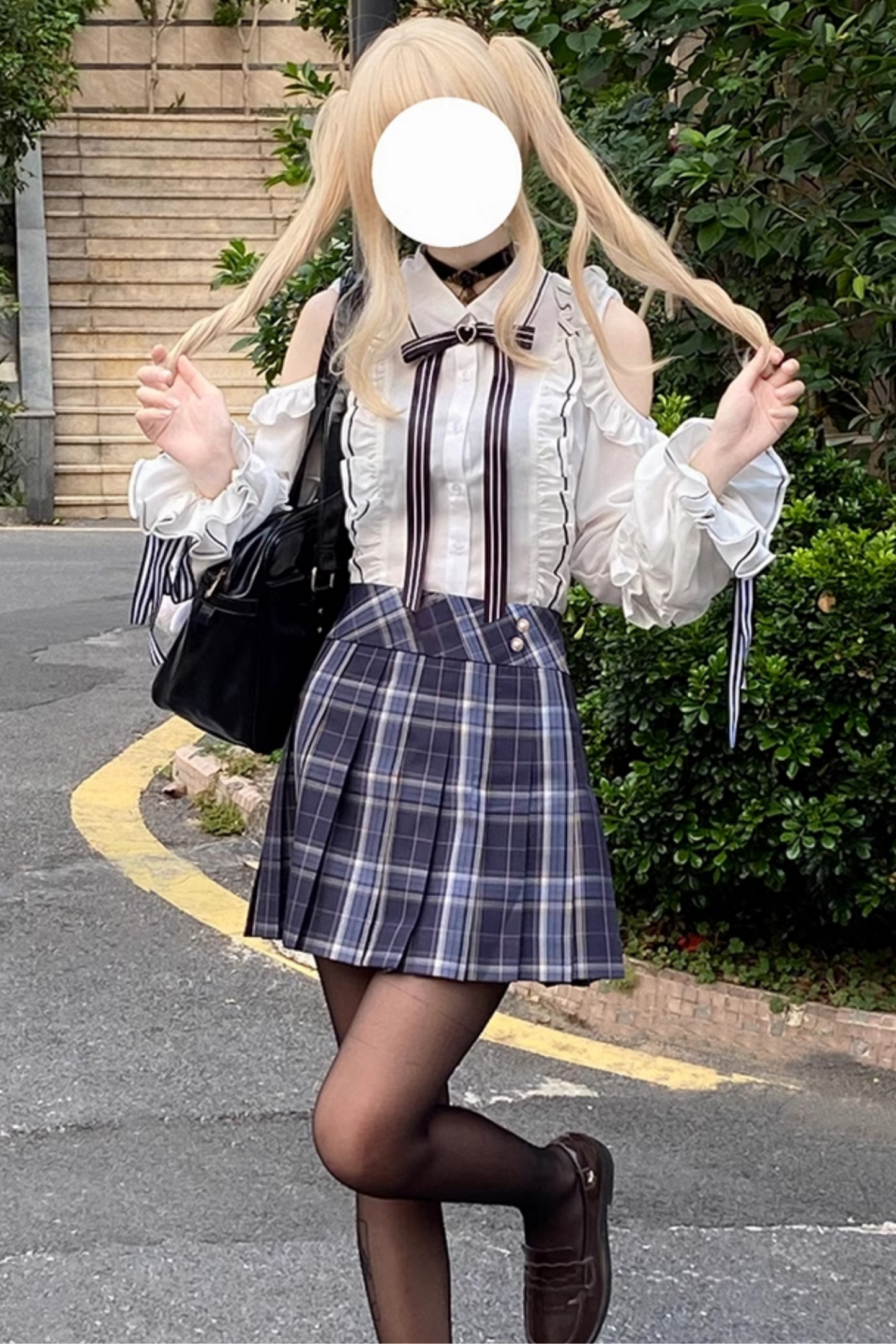 フリルオフショルダーシャツ+チェックスカート+リボン
