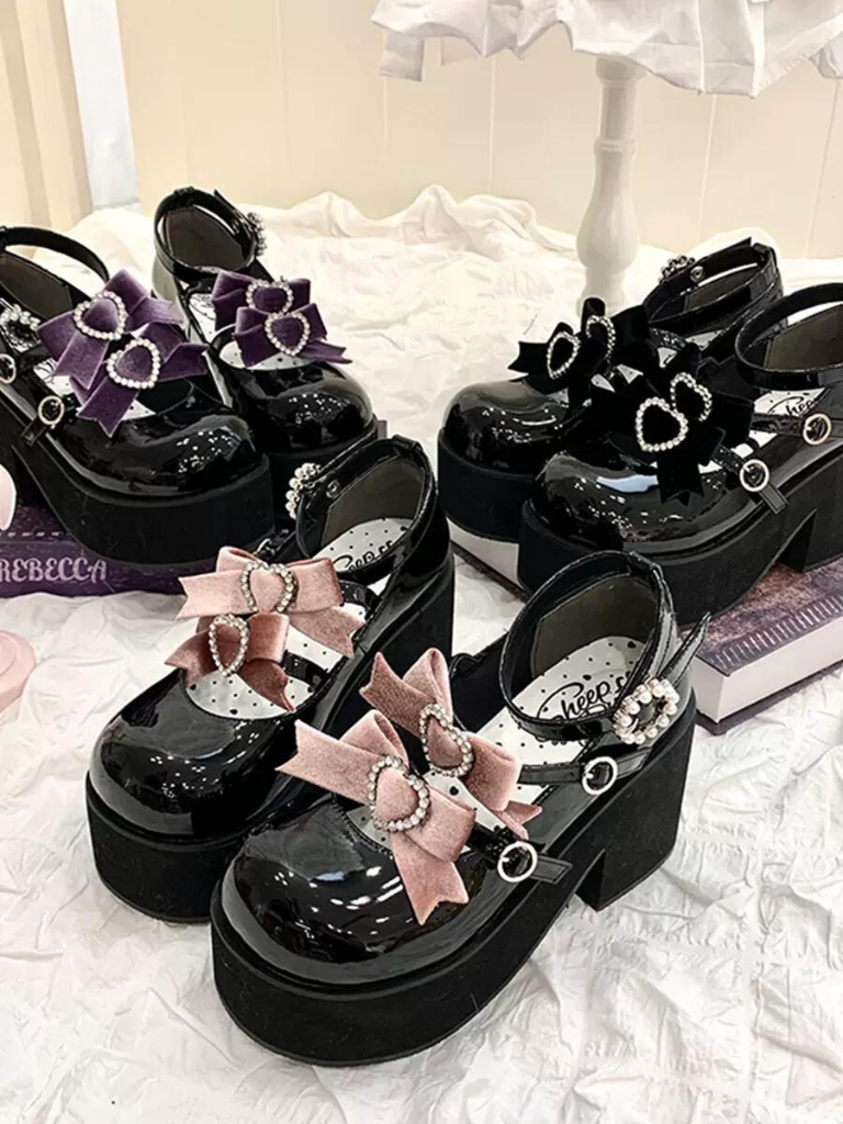 [Date limite de réservation : 20 mars] Chaussures à plateforme à trois boules en ruban doux.