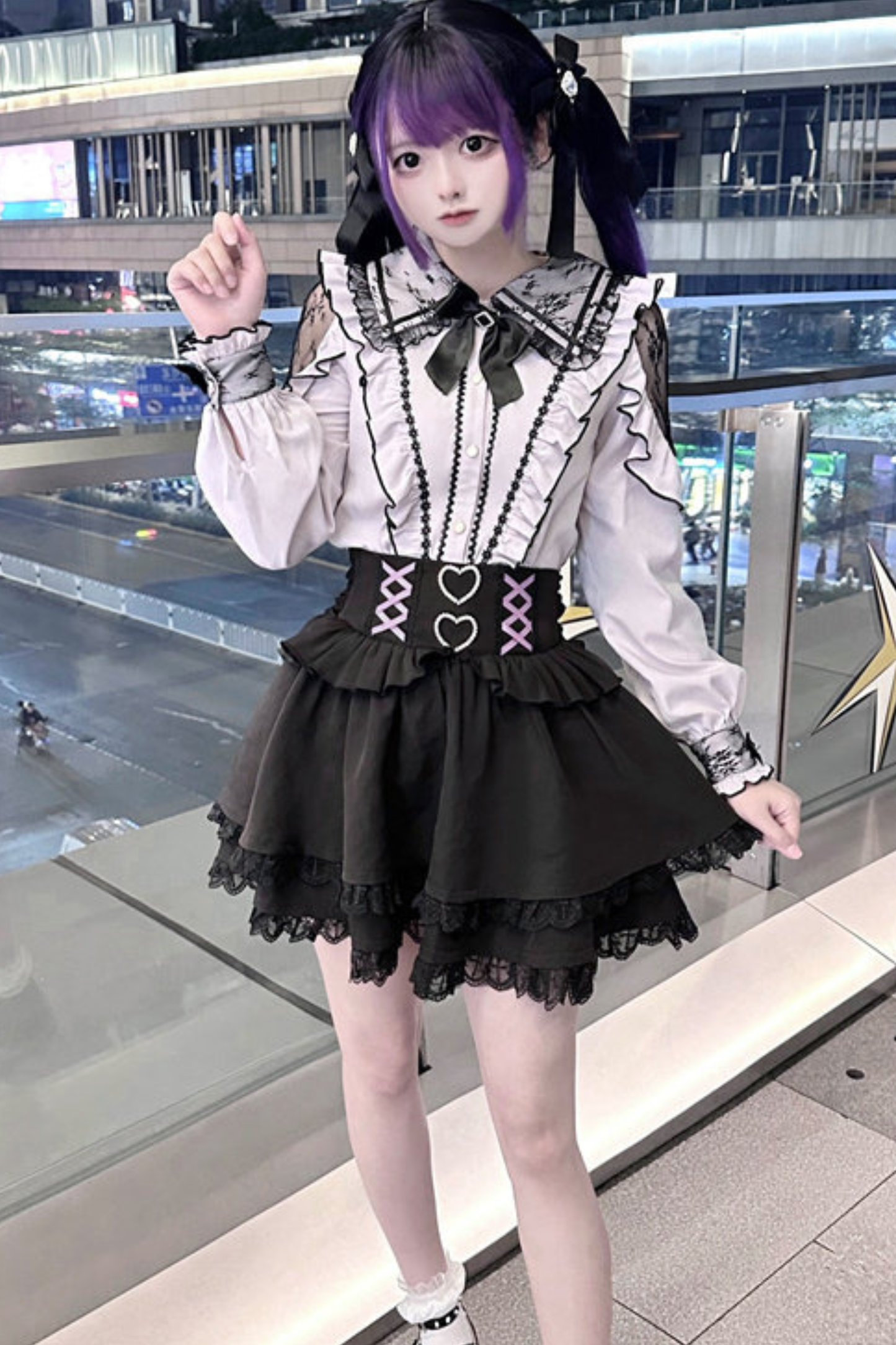 레이스 다크 셔츠 + 플레어 스커트