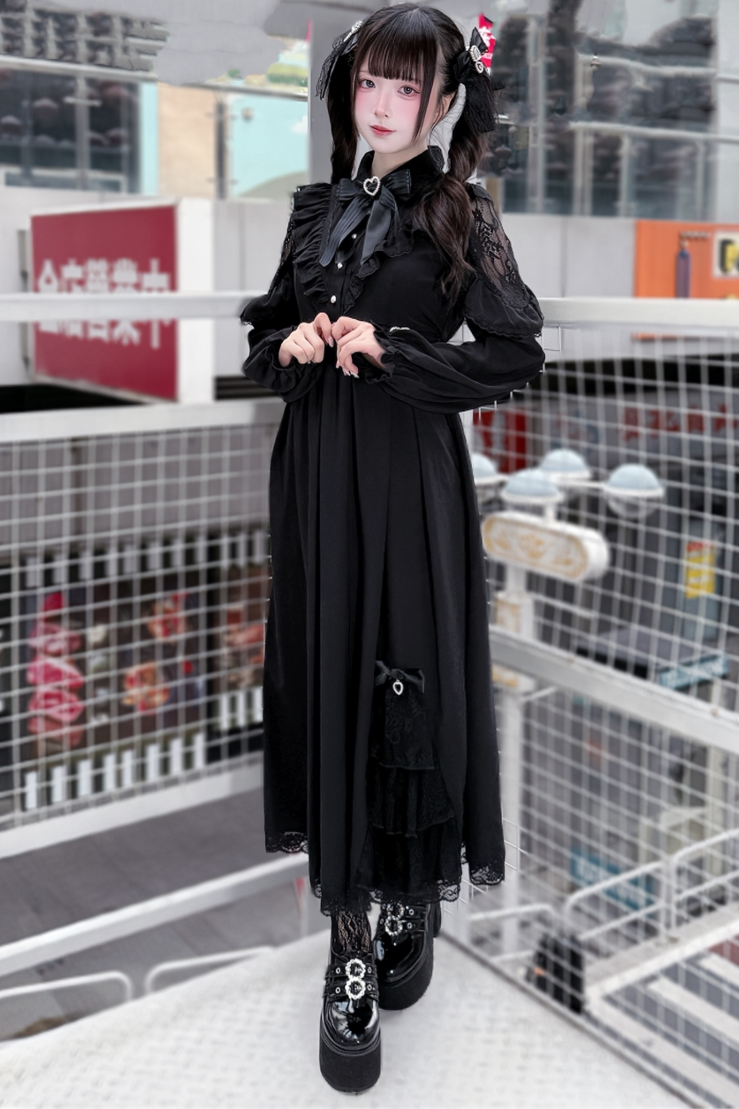 Elegantes langes dunkles schwarzes Kleid