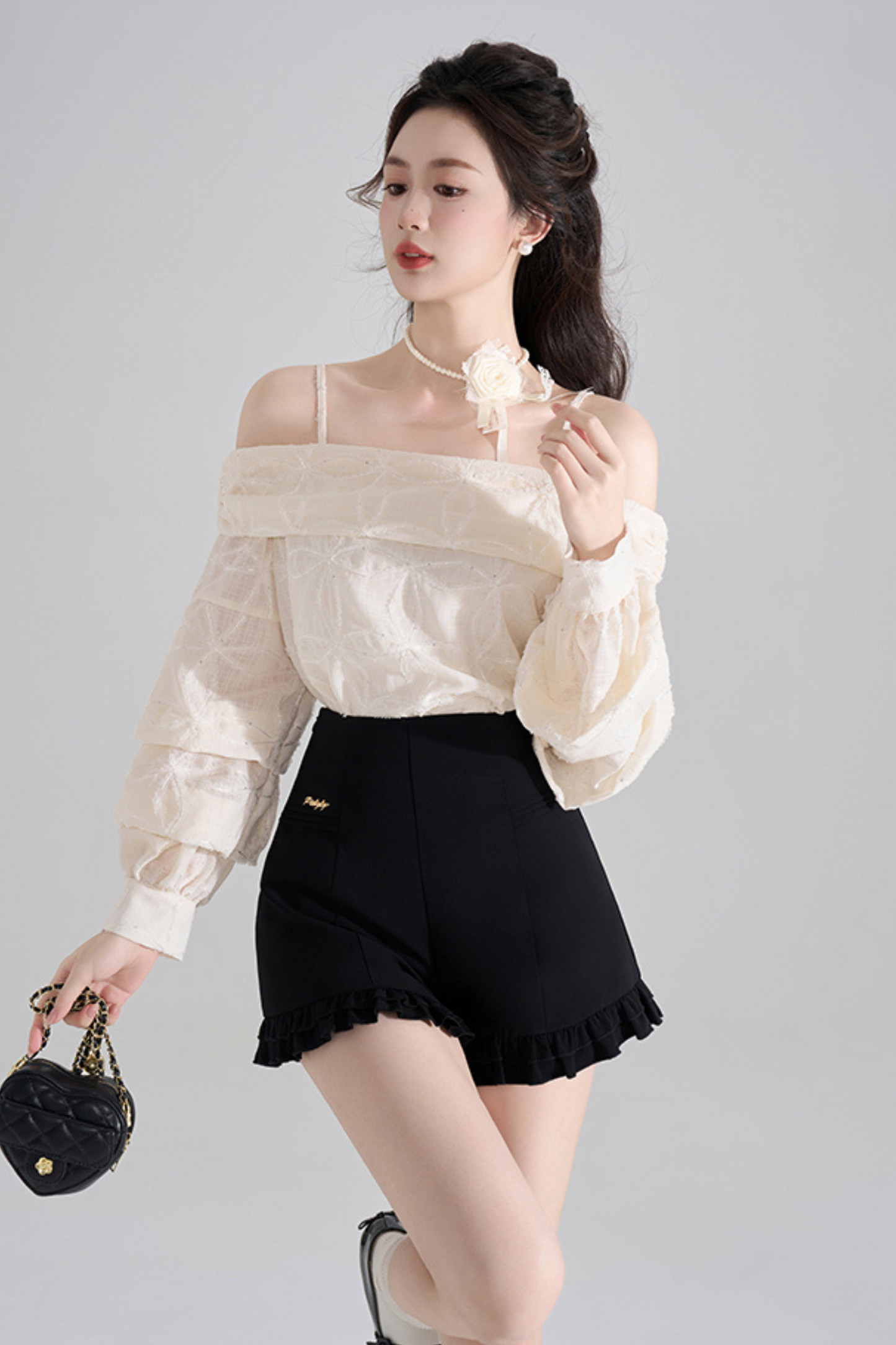 Blusa de encaje con un hombro descubierto francesa + Pantalones cortos con volantes