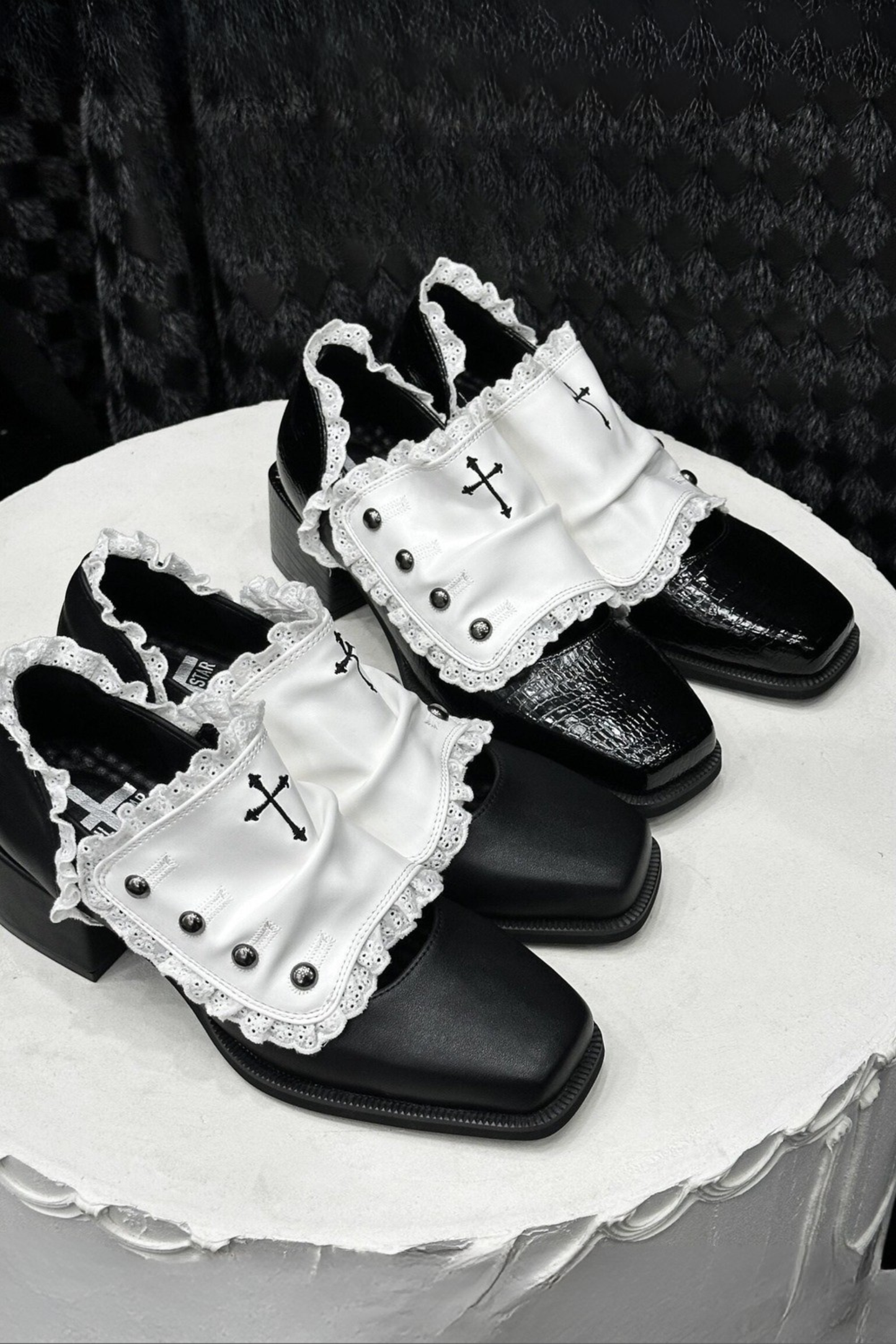 [Reservierungsschluss 24. Mai] Gothic-Lolita-Prinzenschuhe mit Spitzenbesatz und Kreuzdetail