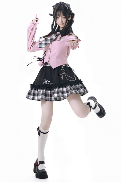 オフショルダーシャツ+チェックスカート+バッジ