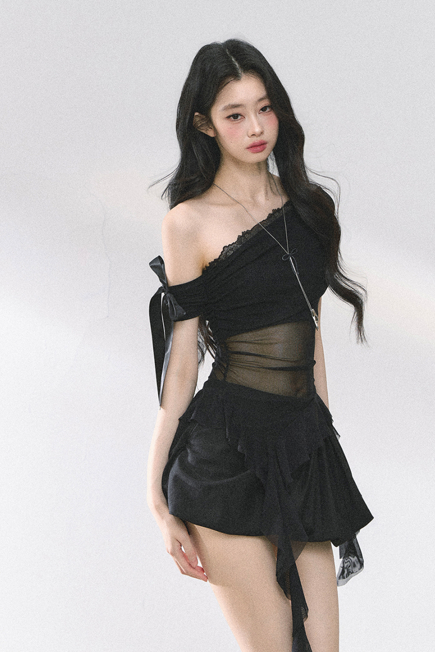 シアーオフショルダートップス