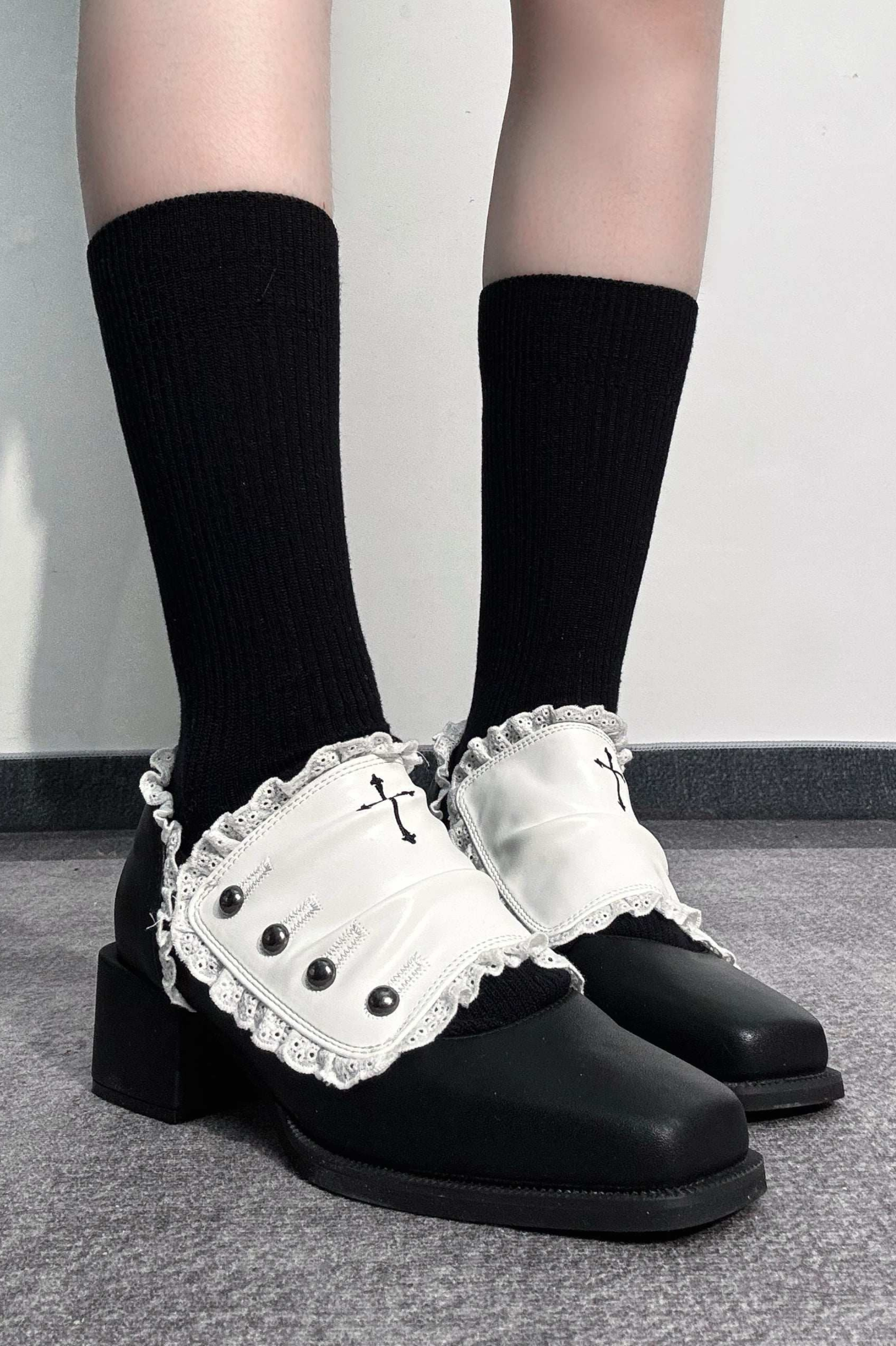 [Reservierungsschluss 24. Mai] Gothic-Lolita-Prinzenschuhe mit Spitzenbesatz und Kreuzdetail