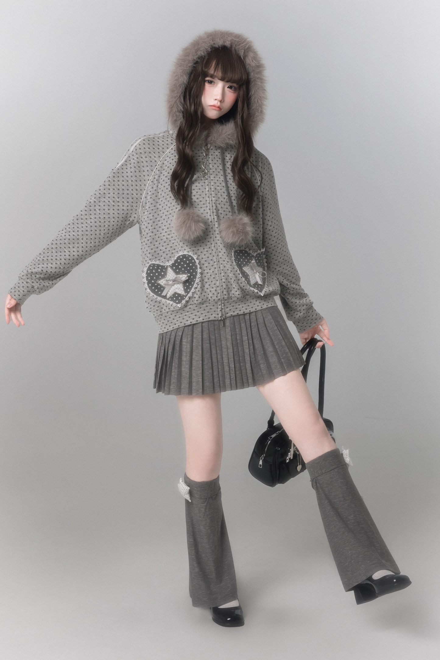 도트 퍼 후드 재킷 + 플리츠 스커트 + 레그 워머