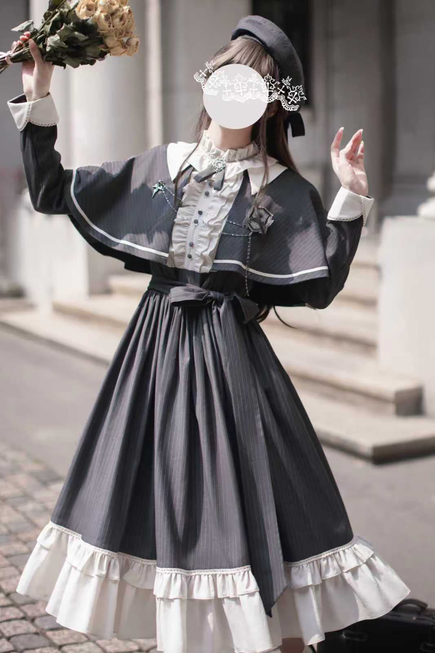 エレガントクラドレス+ケープ+蝶ネクタイ+ベレー帽+バッジ