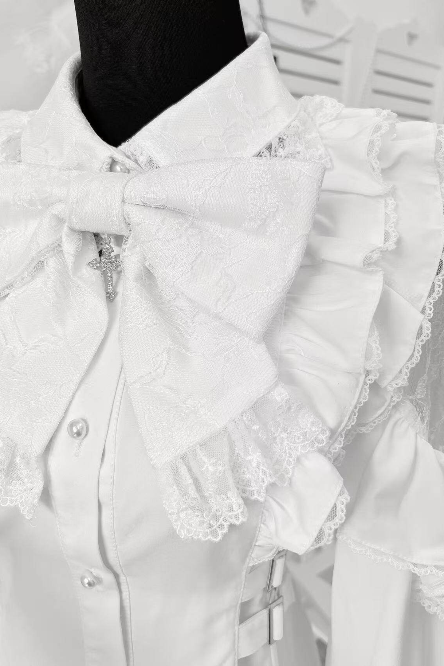 Kleid mit schulterfreiem Spitzendesign + Kurze Hose