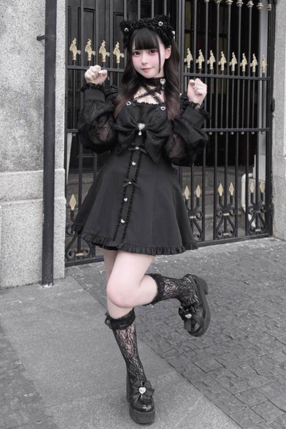 ダークオフショルダードレス+ショートパンツ+ネックレス