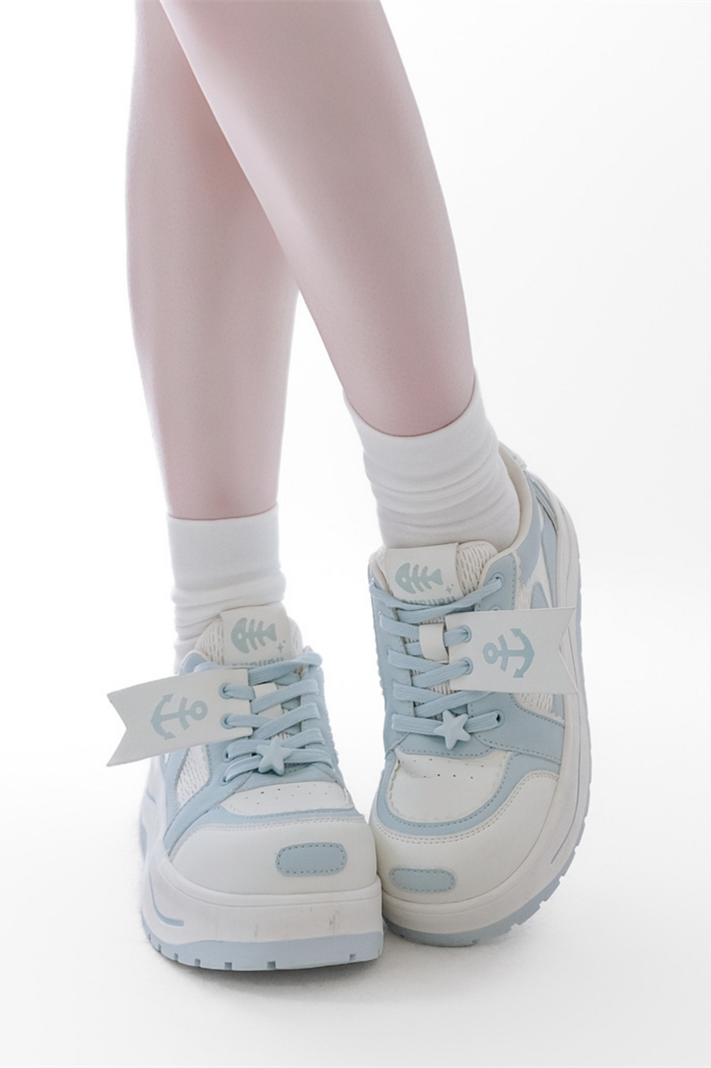 タグデザイン厚底シューズ