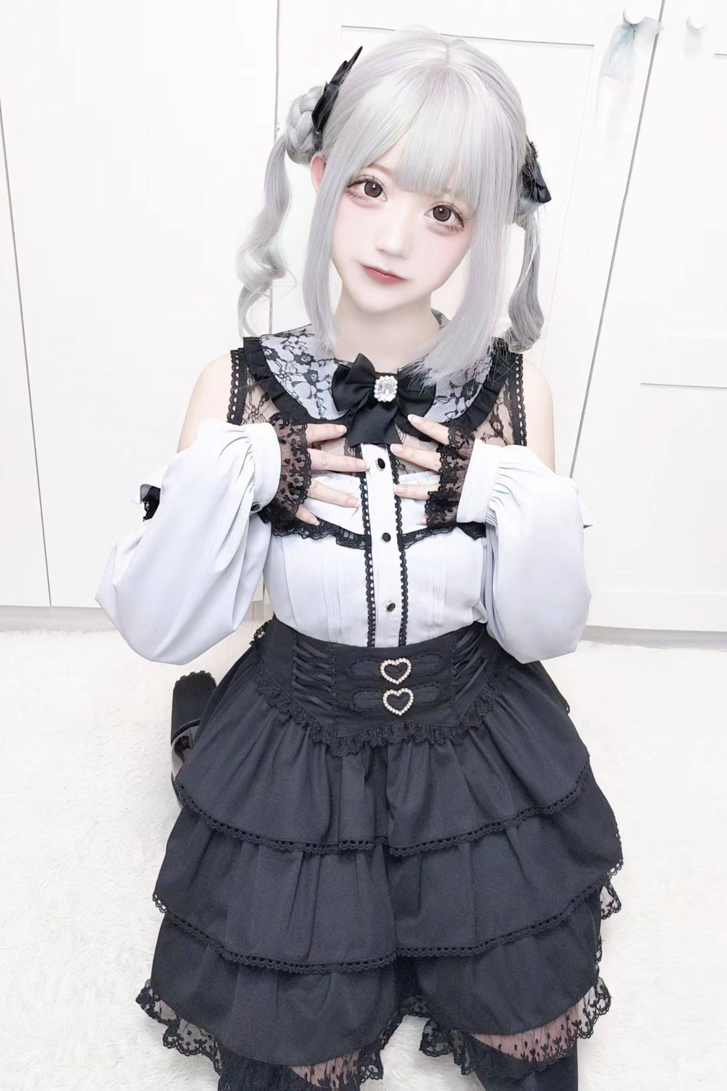 Schulterfreies Spitzenhemd + Rock