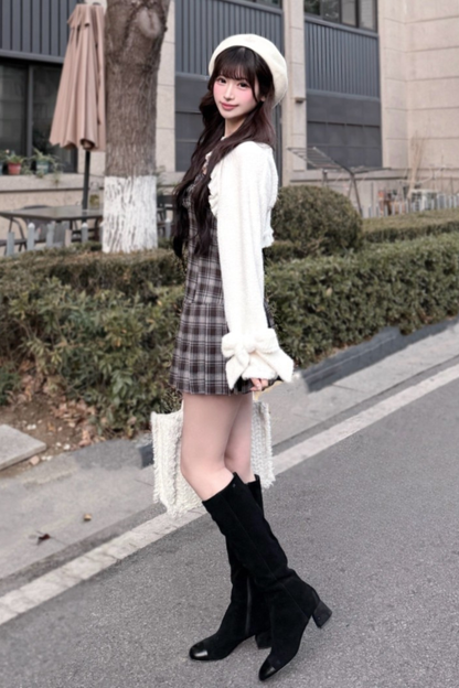 Schlankes Karokleid + Strickjacke