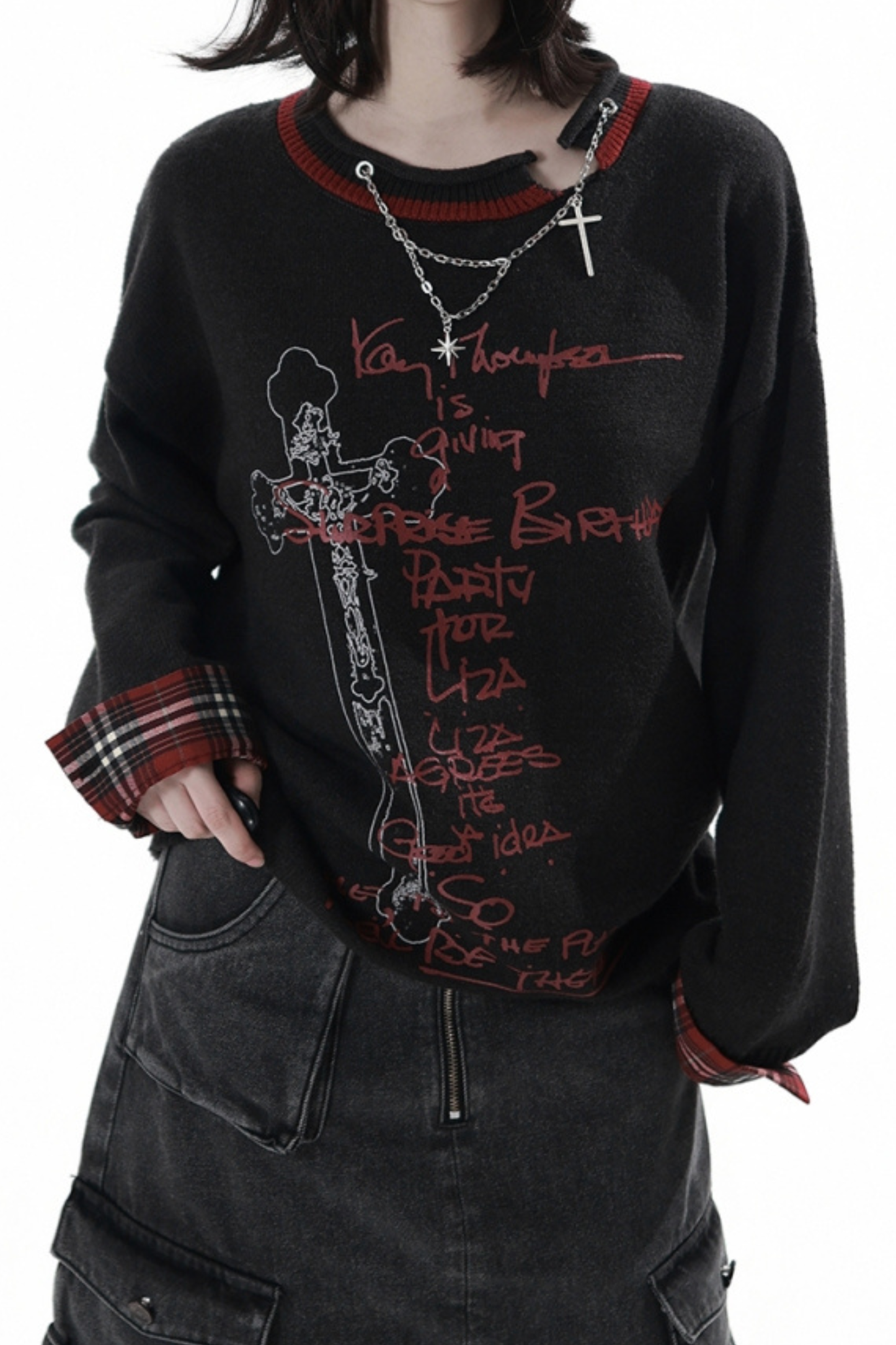 ダークトップス+デニムスカート+チェックウエストアクセサリー