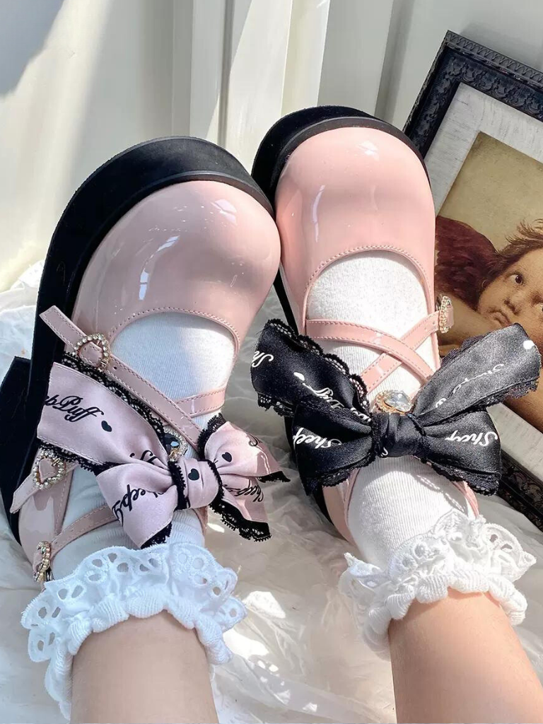 [Date limite de réservation : 20 mars] Chaussures à plateforme en ruban noir et rose orné de bijoux.