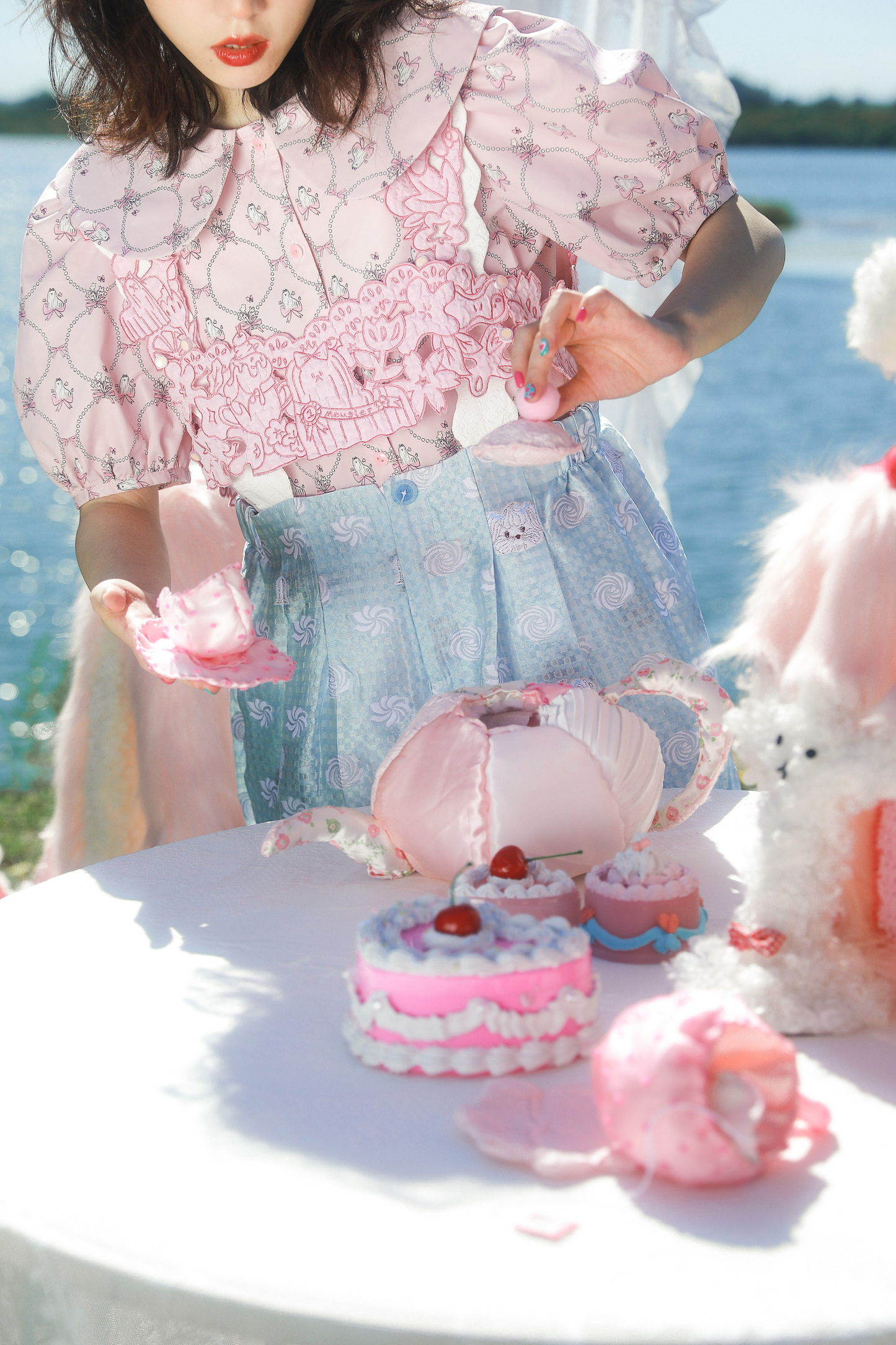 Chaleco vaquero vintage con accesorios en la cintura