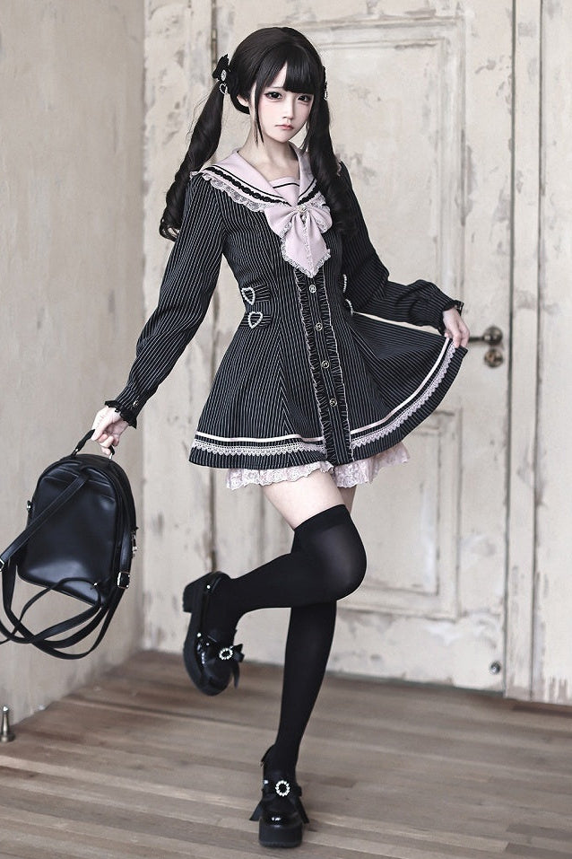 [Reservierungsschluss 29. September] Pink-schwarz gestreiftes langärmeliges Matrosenkleid mit Rüschen + Shorts + Schmuck-Fliege-Set