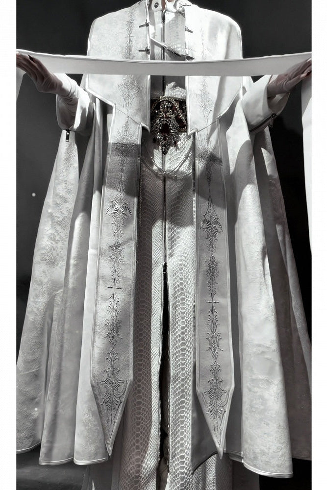 [Reservierungsschluss 13. September] Silber-weißer Gothic-Prinzen-Cape-Mantel mit royaler Stickerei