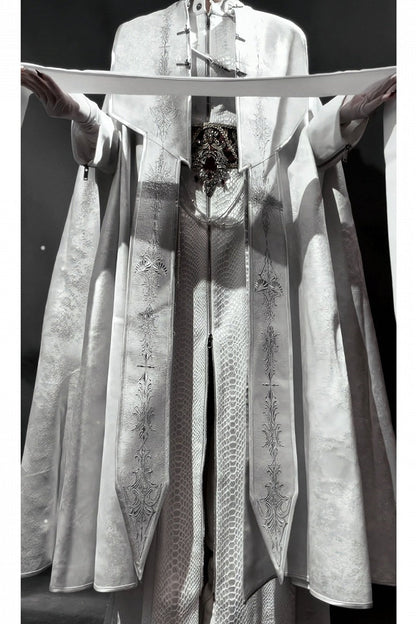 [Reservierungsschluss 13. September] Silber-weißer Gothic-Prinzen-Cape-Mantel mit royaler Stickerei