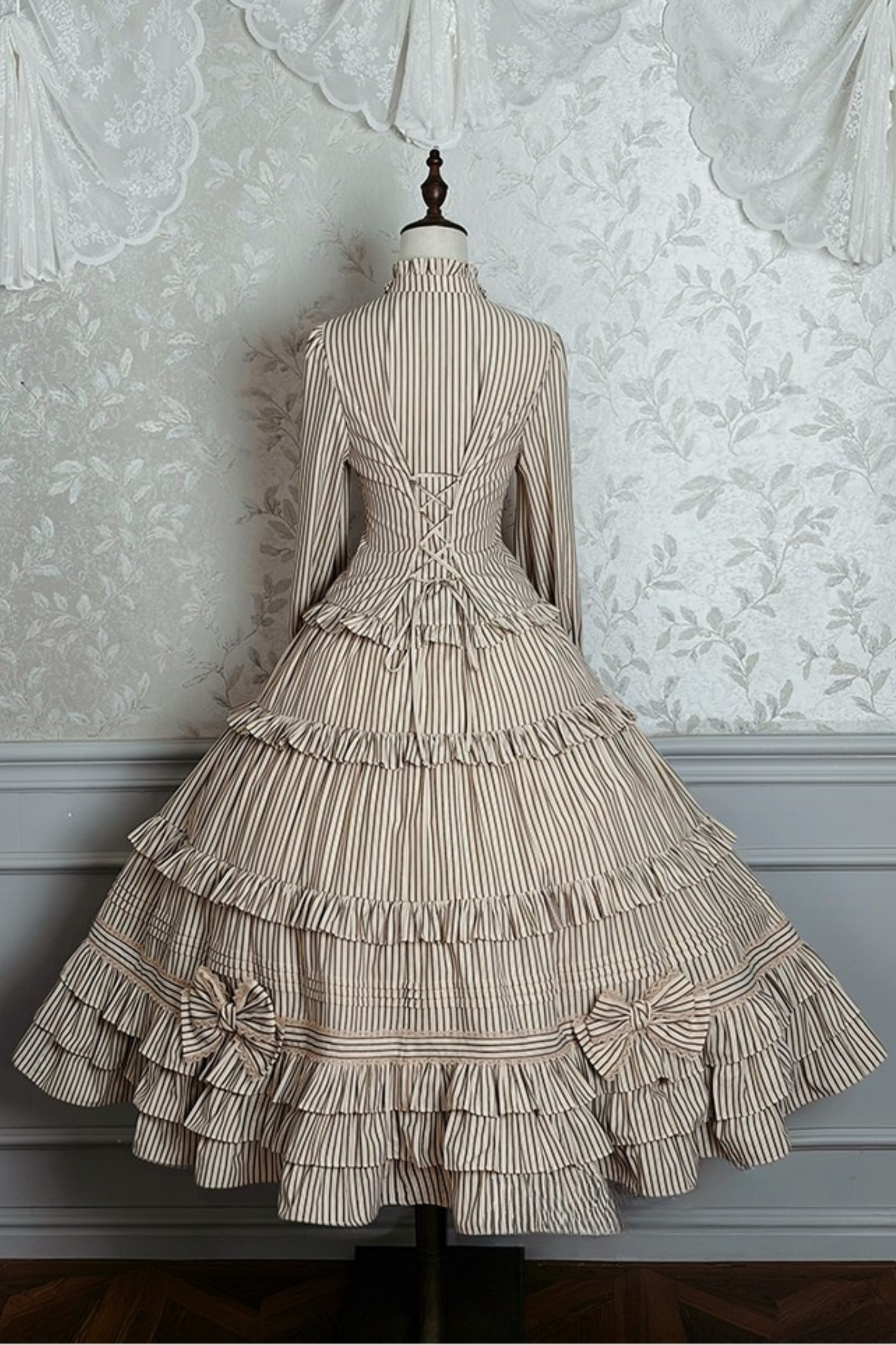 【12月23日予約締切】ビクトリアデュークエレガントクラシックフリルスタンドカラーリボンシャツ