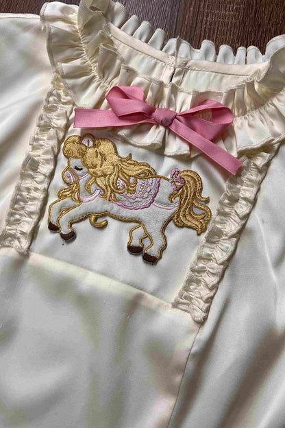 [Reservierungsschluss: 20. August] Dream-Parade Sweet-Lolita-Bluse mit Stickerei und Rüschen + gestuftes JKS-Kleidset mit Pastellschleife