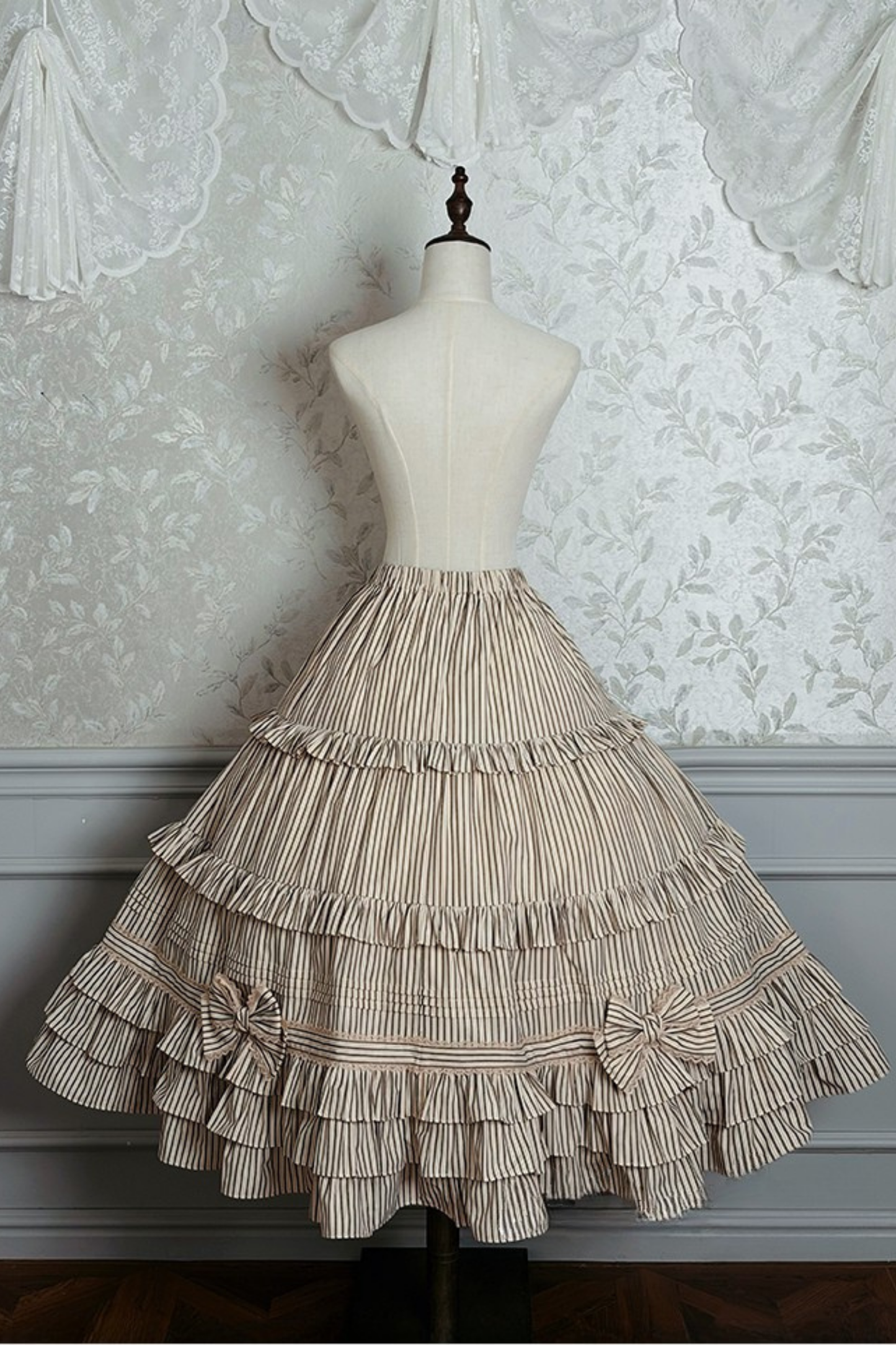 [Deadline for reservations: November 23] Victoria Duke Elegant Classic Pull-Up Skirt + Tiered Ribbon Skirt