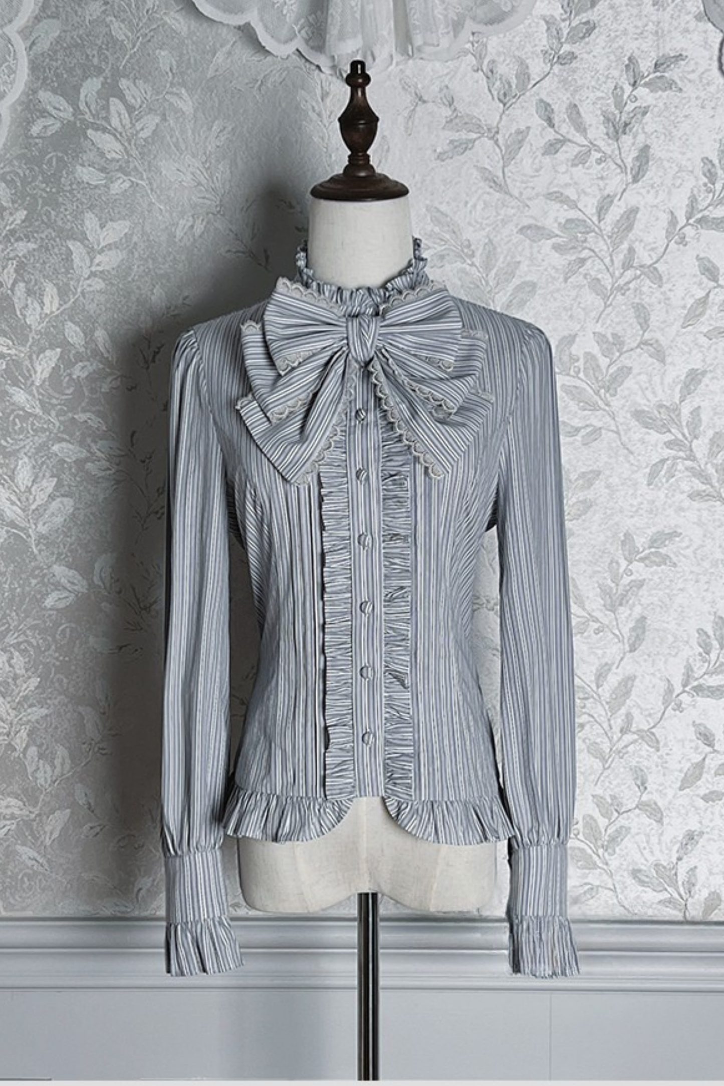 【12月23日予約締切】ビクトリアデュークエレガントクラシックフリルスタンドカラーリボンシャツ