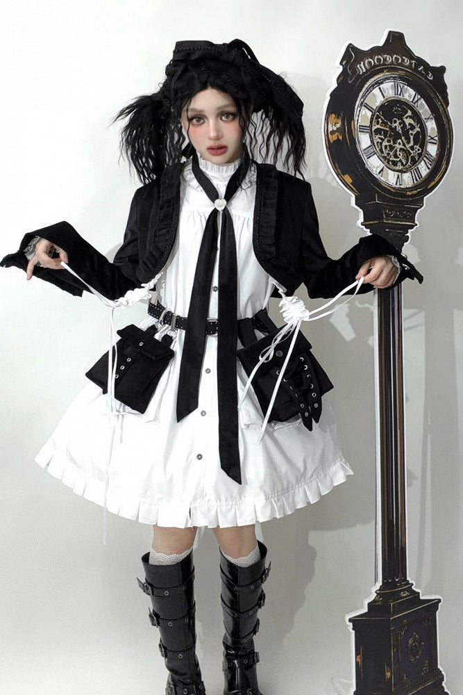 [Reservierungsschluss 6. November] Kurze Jacke im braunen Steampunk- und schwarzen Gothic-Mode-Stil aus Samt mit Rüschenbesatz, Herzmotiv und Manschettendekor