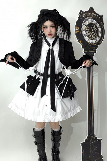[Reservierungsschluss 6. November] Kurze Jacke im braunen Steampunk- und schwarzen Gothic-Mode-Stil aus Samt mit Rüschenbesatz, Herzmotiv und Manschettendekor