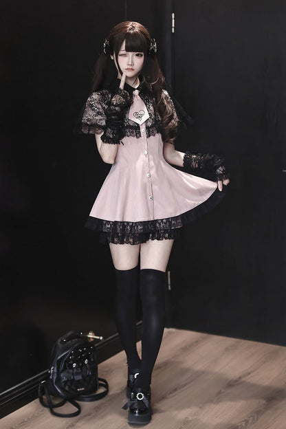 [Reservierungsschluss 15. Juli] Schwarz-rosa gestreiftes Kleid mit Spitzenumhang und Krawatte + kurze Hose + Spitzen-Armstulpen