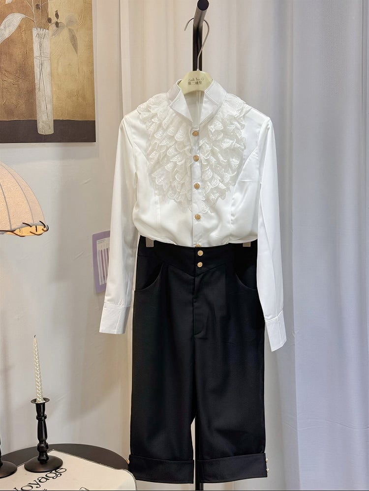 [Précommande jusqu'au 8 mai] Chemise prince à col montant et à volants en dentelle blanche vintage + bermuda tailleur noir