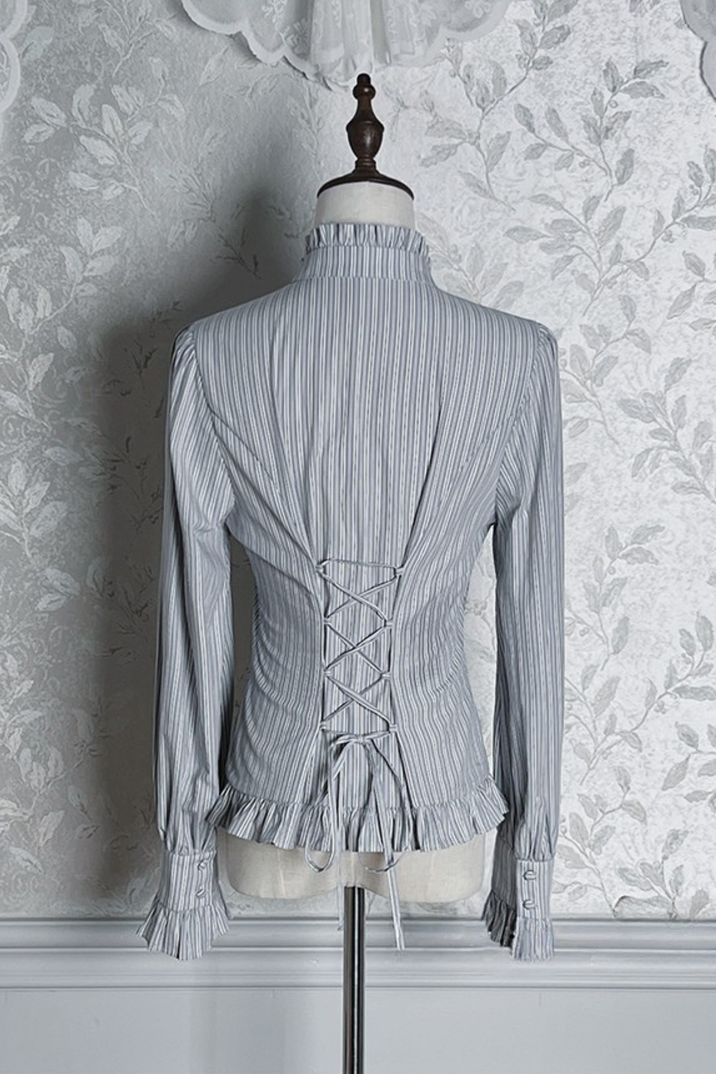 【12月23日予約締切】ビクトリアデュークエレガントクラシックフリルスタンドカラーリボンシャツ