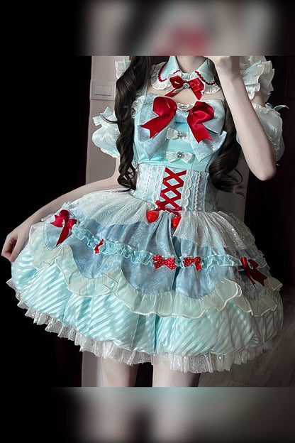【7月10日予約締切】ミントブルー×レッドリボンアイドルロリータフリルショルダーパフスリーブトップス＋ティアードスカートドレスセットアップ（フェイクカラー付き）