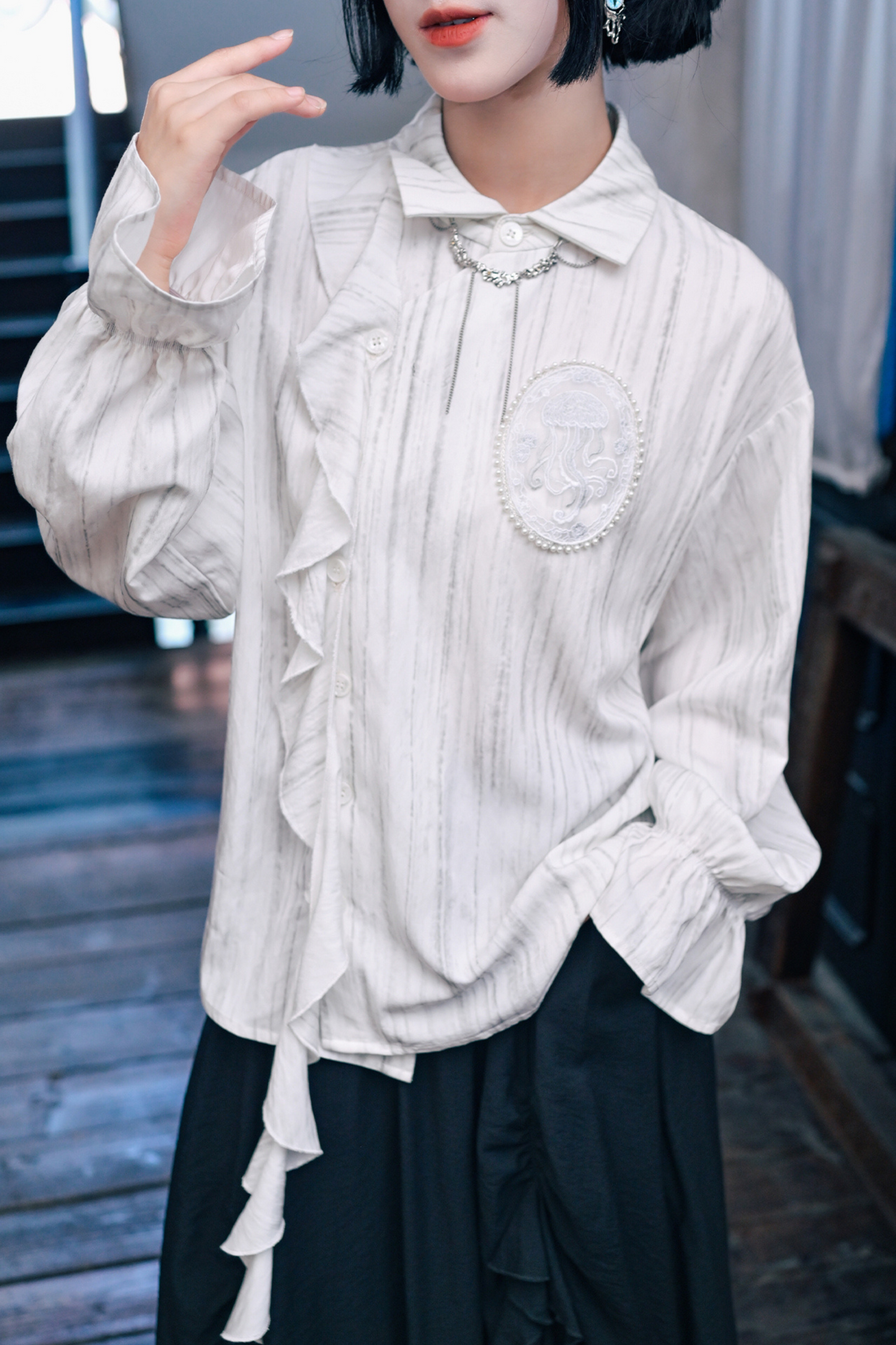 Spliced streamer white shirt