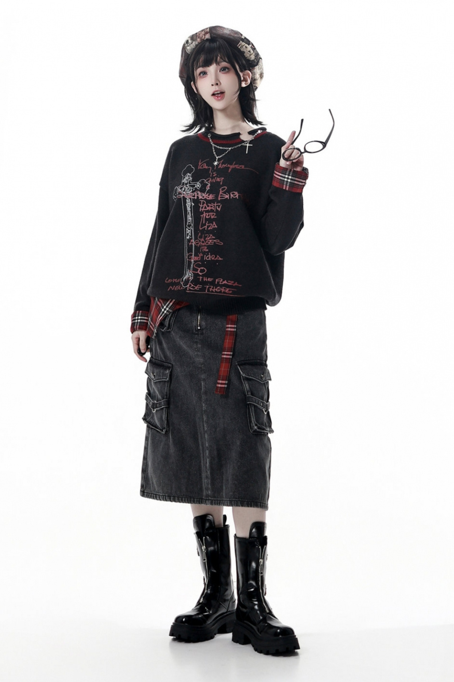 ダークトップス+デニムスカート+チェックウエストアクセサリー