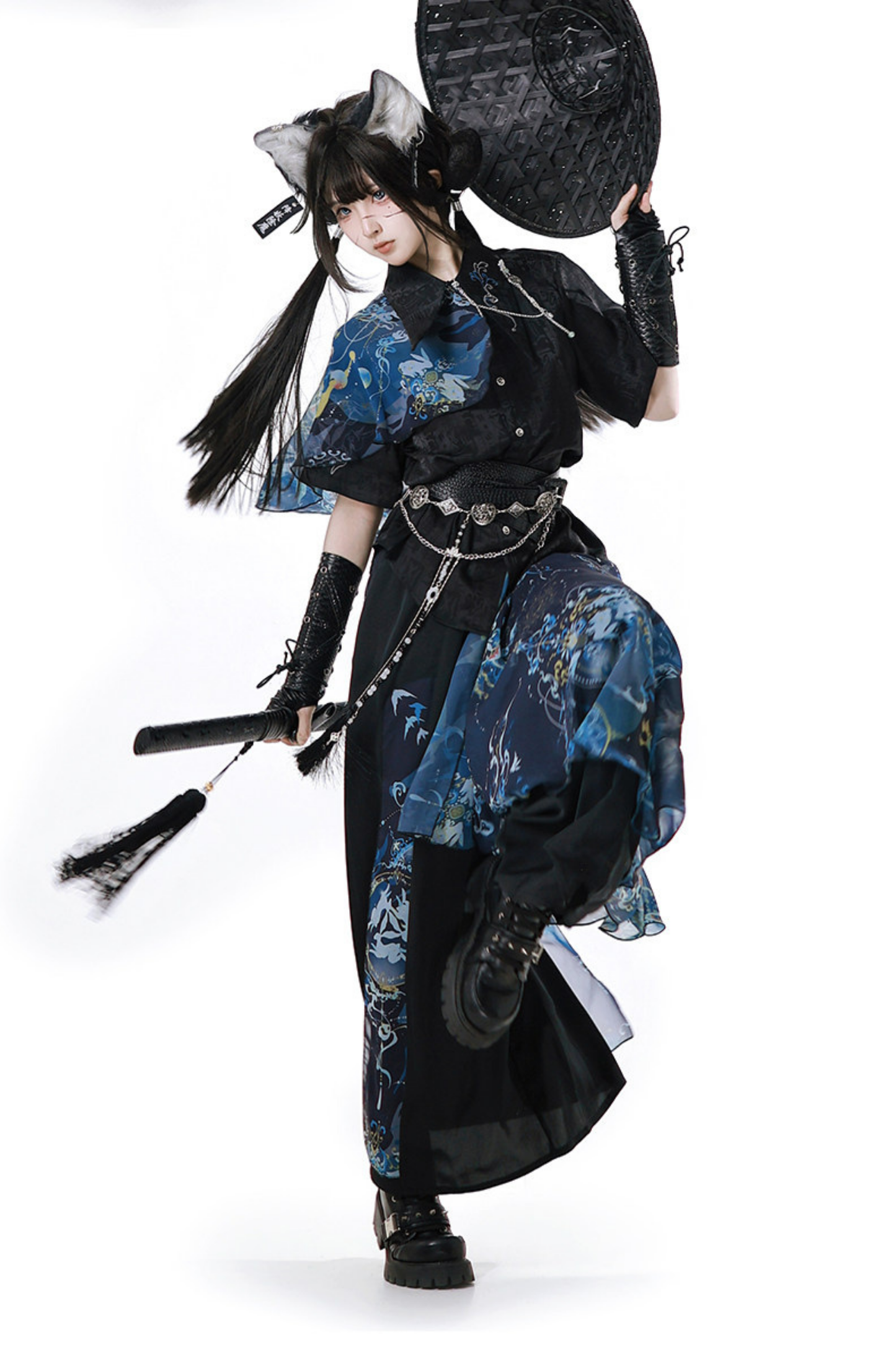 ダークチャイナシャツ+ワイドレッグパンツ+チェーン+ベルト