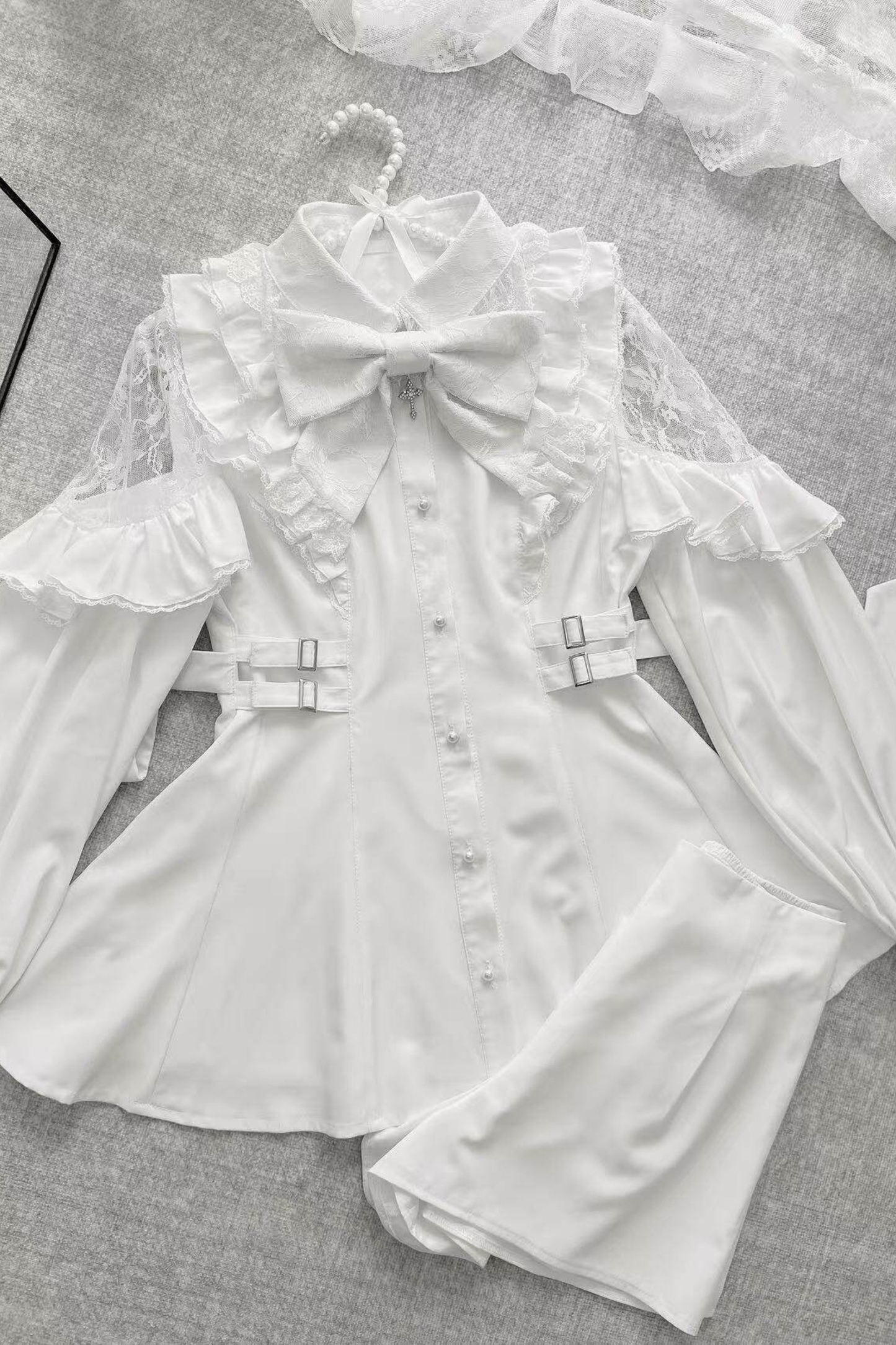 Kleid mit schulterfreiem Spitzendesign + Kurze Hose