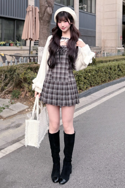 Schlankes Karokleid + Strickjacke