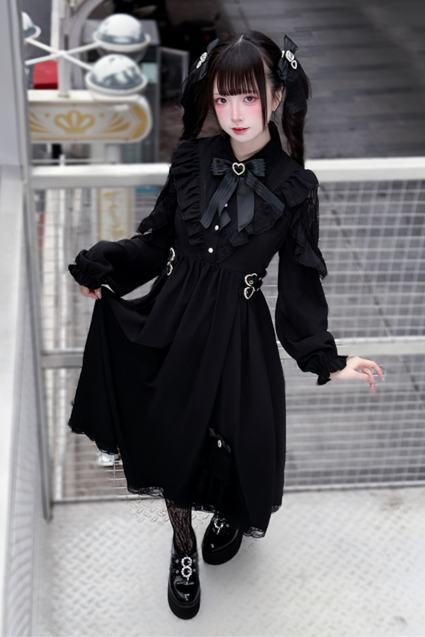 Elegantes langes dunkles schwarzes Kleid