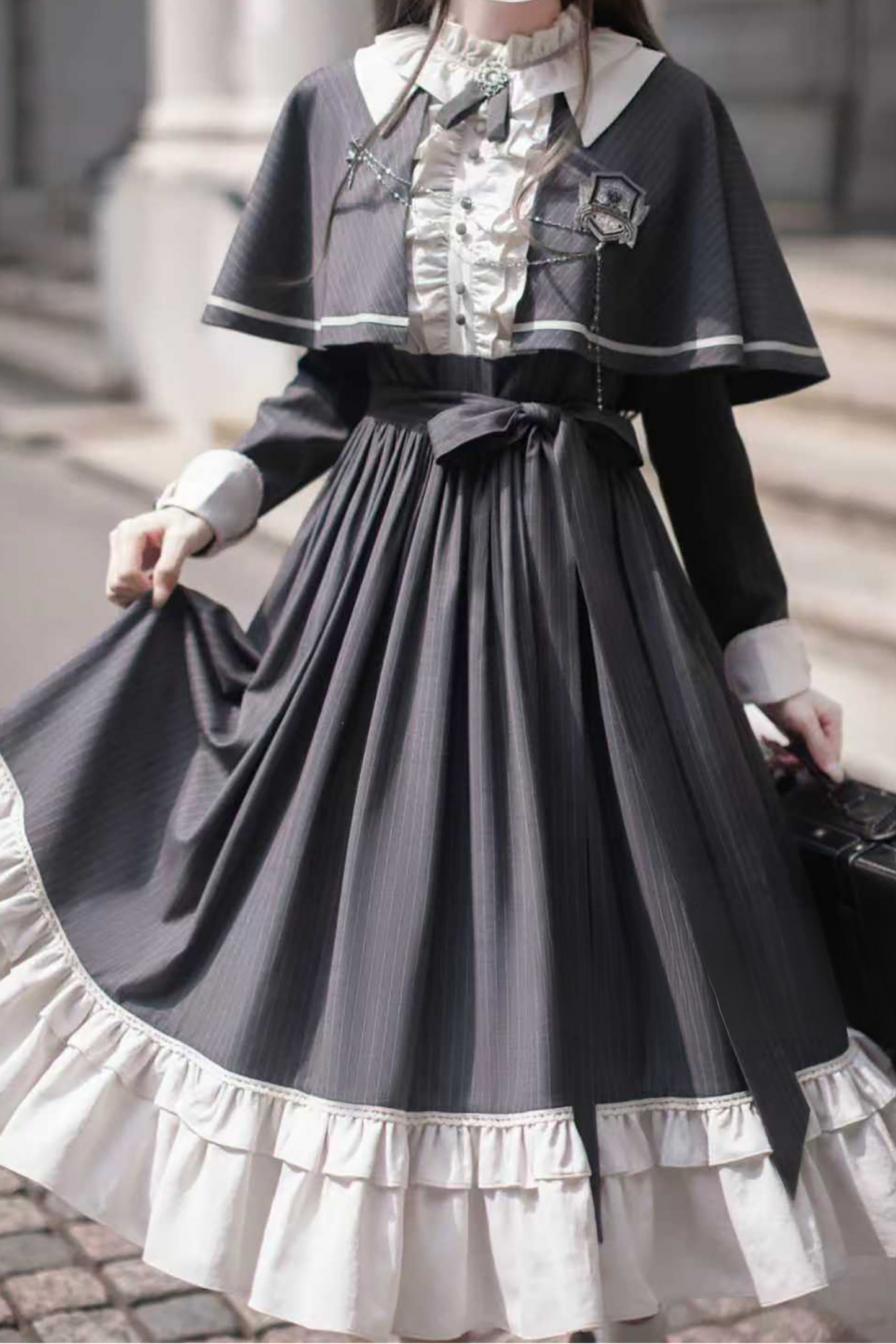 エレガントクラドレス+ケープ+蝶ネクタイ+ベレー帽+バッジ