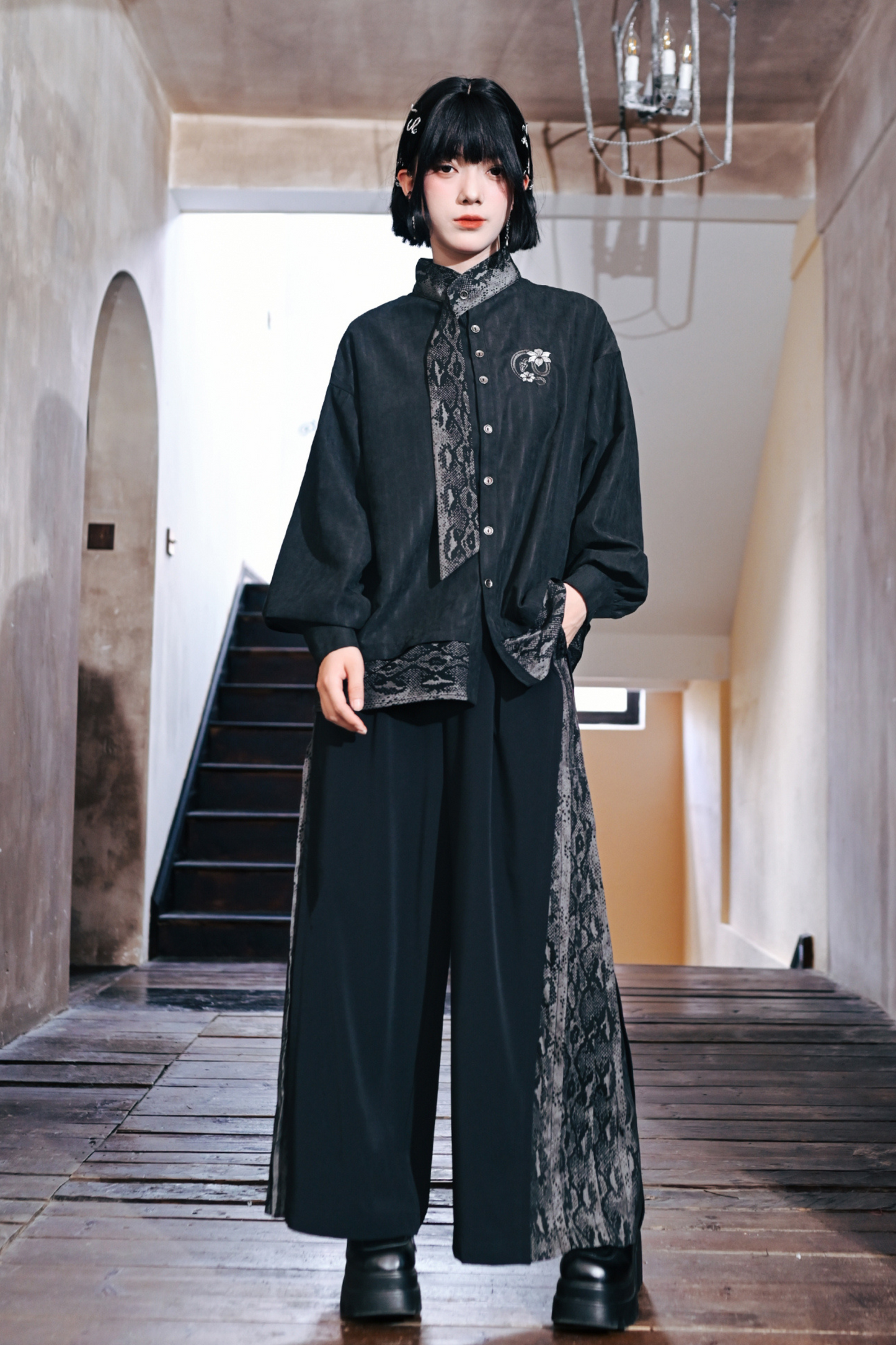 プライシングスネークプリントスカーフシャツ