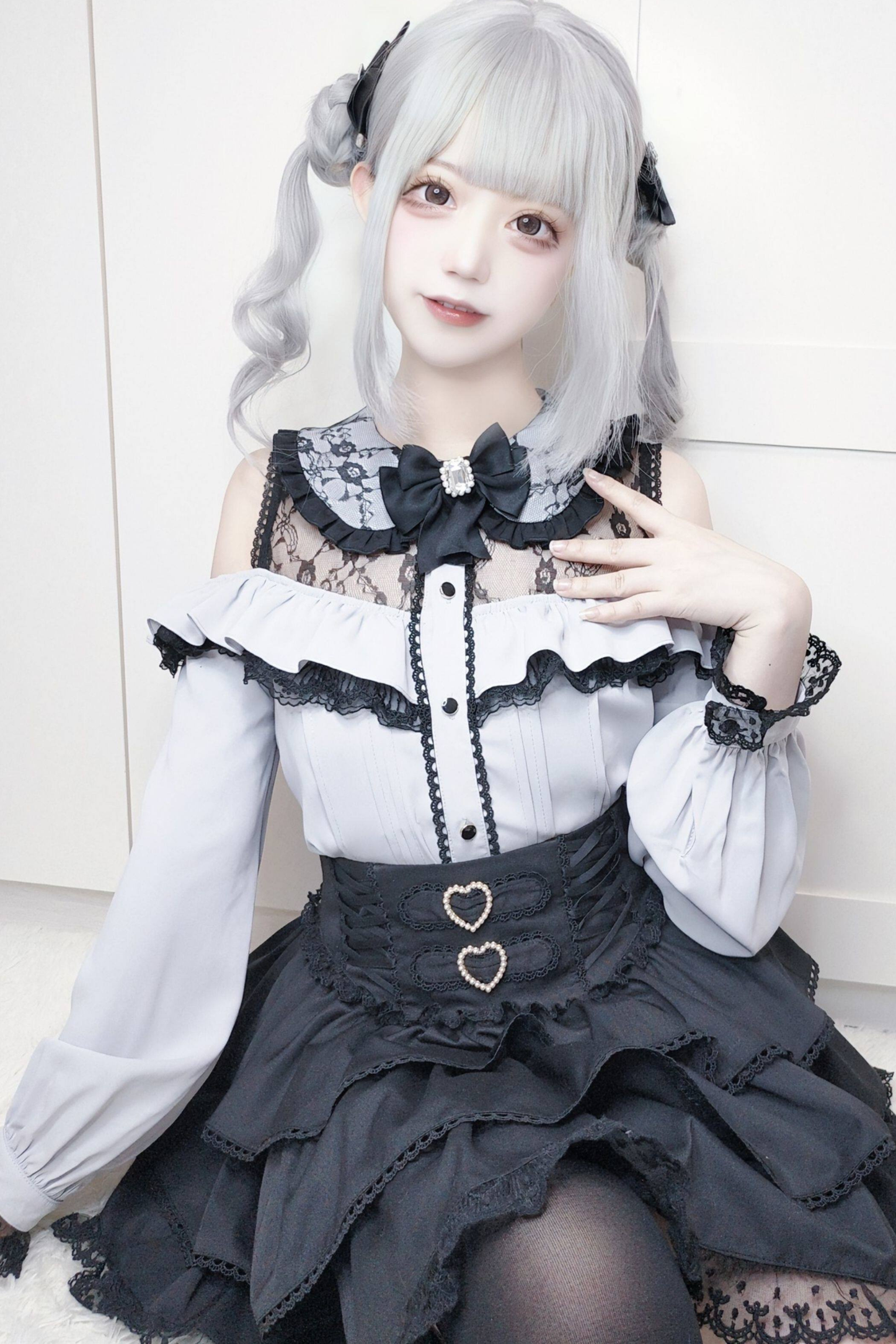 Schulterfreies Spitzenhemd + Rock